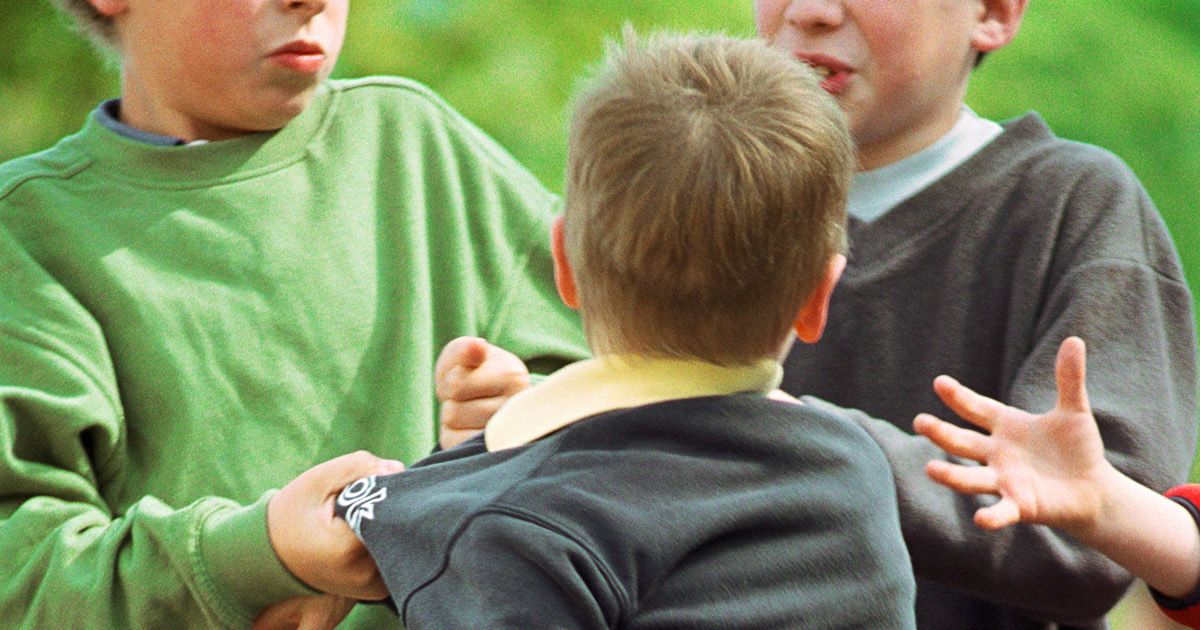 Претучен дечак са иналидитетом