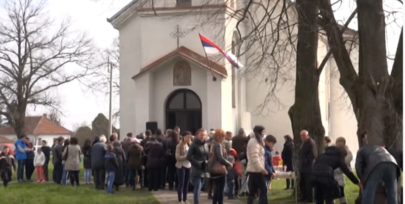Сви за Луку на Бадњи дан: у порти цркве у Заблаћу прикупљају се средства
