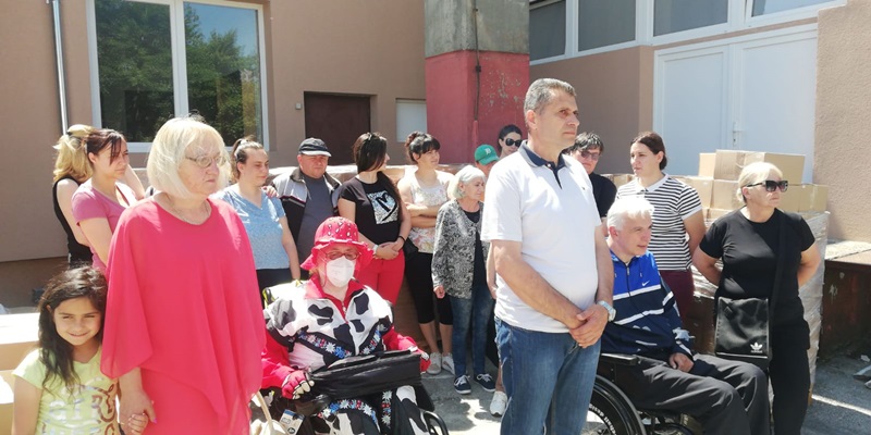 Фондација Ана и Владе Дивац поделили пакете особама са инвалидитетом у Чачку