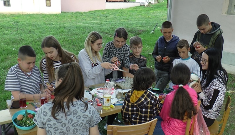 Деца из подјеличког села Јежевица се окупила да продајом васкршњих јаја помогну лечење малог Реље