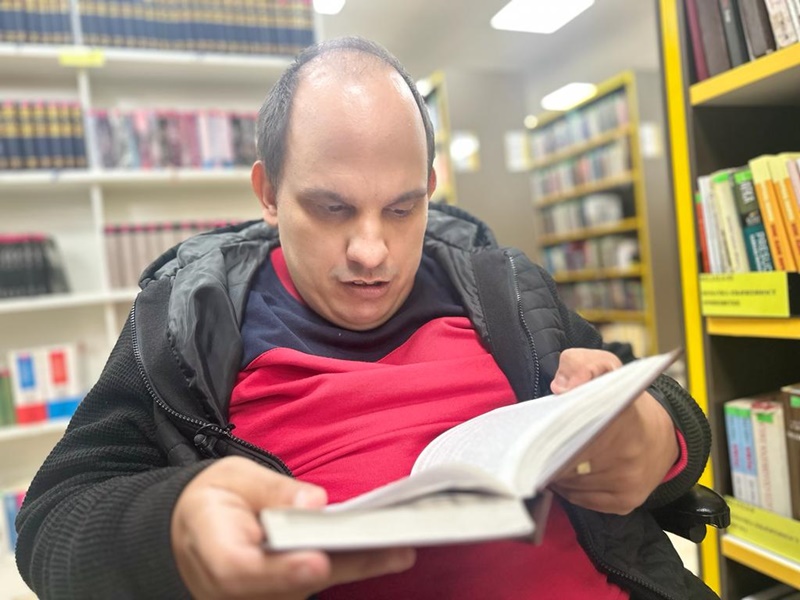 Радован ОСИ из Чачка оптимизам и лакоћу живљења проналази у лепој речи, књигама и сопственој поезији