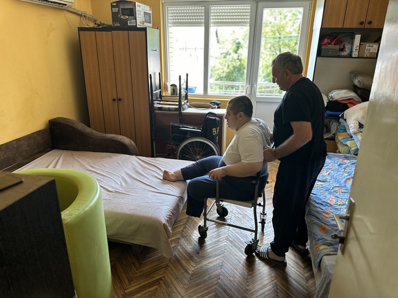 Радован је отац херој који брине о тешко болесном непокретном сину, у згради нема рампа за колица - Србијо помози 