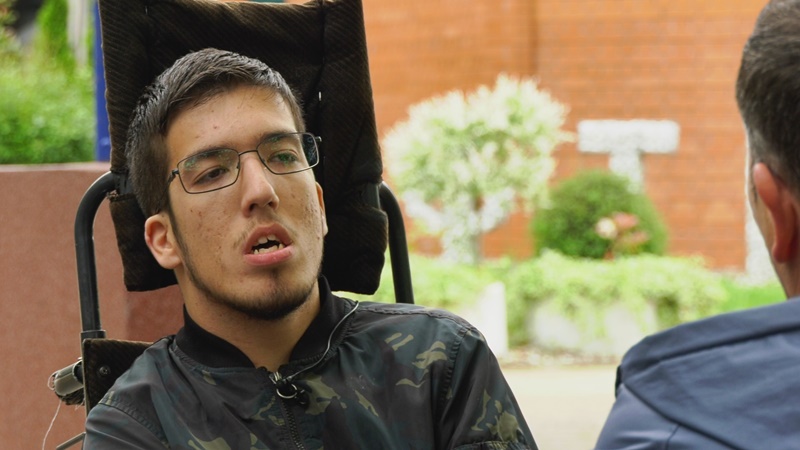 Иако везан за колица, у индексу ређа само десетке: Вања је најбољи студент на ФТН и стипендиста Универзитета у Крагујевцу - млади Чачанин руши све предрасуде